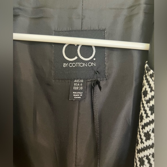 Vest - Picture 3 of 4